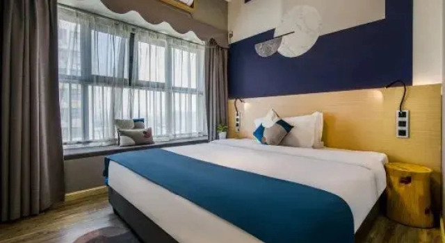 Четырёхместный семейный люкс Deluxe Imin  Holiday Hotel