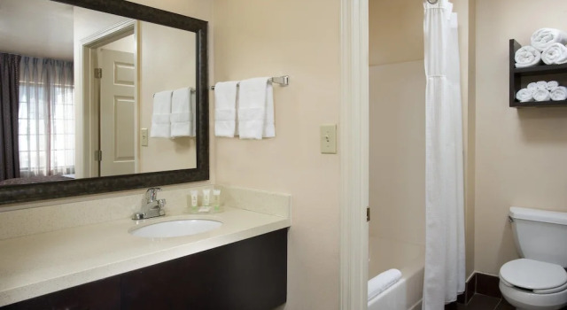 Четырёхместный люкс с 2 комнатами Staybridge Suites Myrtle Beach - West by IHG