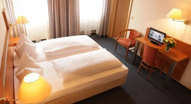 Hotel-Restaurant Zum Kirschbaum, Book Hotel Rottendorf Lower Franconia