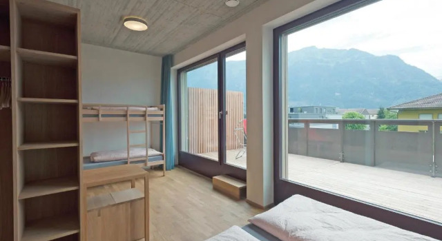 Четырёхместный номер Standard с балконом Interlaken Youth Hostel
