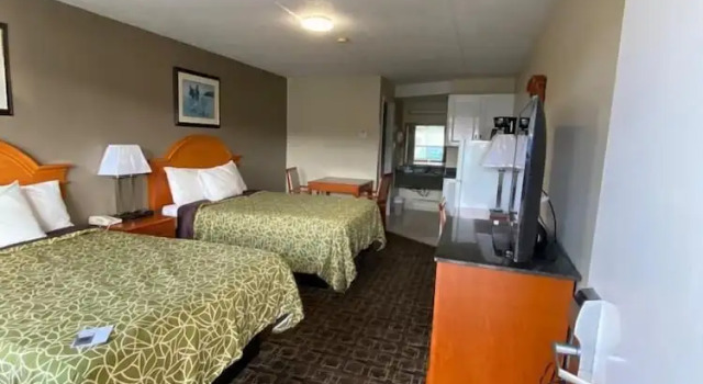 Четырёхместный семейный номер Standard Angus Inn Motel
