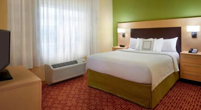 Двухместный люкс TownePlace Suites by Marriott Thunder Bay
