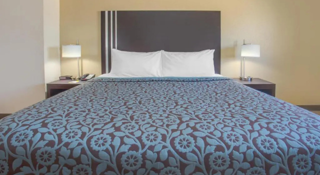 Двухместный номер Days Inn by Wyndham Le Roy/Bloomington Southeast