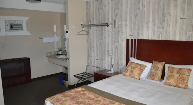 Номер Deluxe Wheel Inn Motel