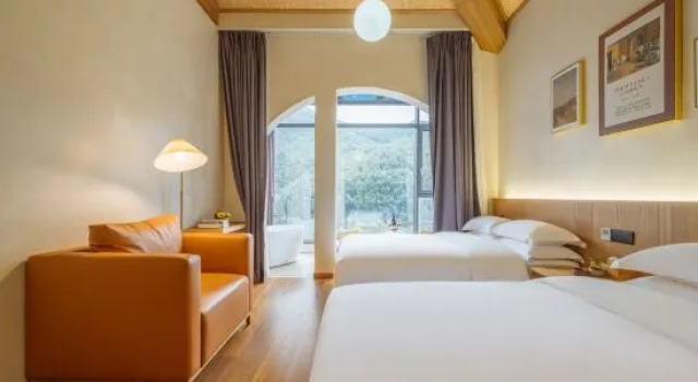 Семейный люкс Дуплекс с балконом и с видом на озеро Jiuhuashan Yanqi Lake Bay Hotel