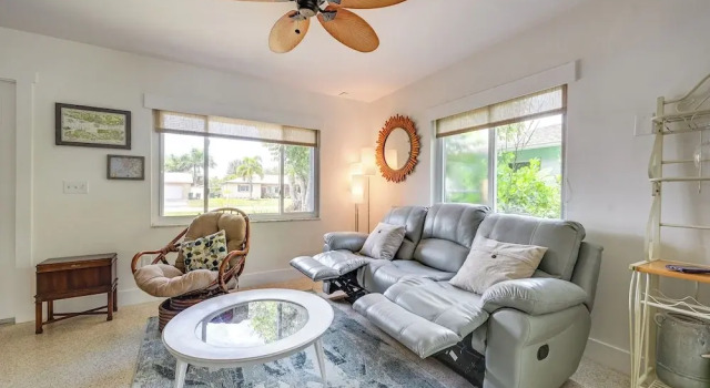 Sunny Florida Escape w/ Patio, Grill & Fire Pit!, Buchen Sie Ferienwohnung Naples 