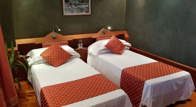 Четырёхместный номер Standard HR Hotel