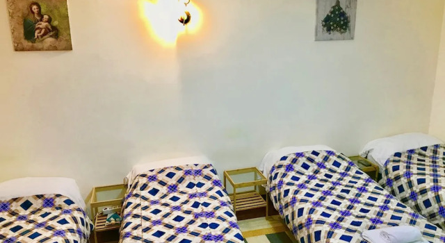 Bett im Wohnheim mit Balkon und mit Stadtblick Pardis Guest house