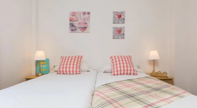 Apartamentos Cornellalux 2, Book Lejlighed Hoteller i St. Just Desvernes med parkering, Parkering