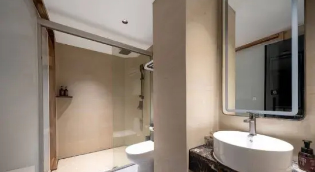 Трёхместный номер Standard Lingshang Hotel