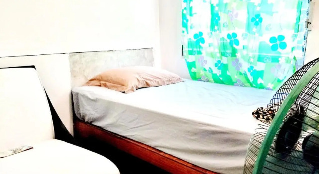 Кровать в общем номере Tuk Tuk Guesthouse