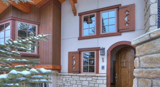 Gorgeous 5 Bedroom Private Chalet in Vail Village, Забронировать Шале Отели Вейл с парковкой, Парковка