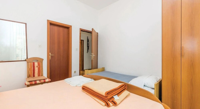 Awesome Apartment in Barbat-rab With 3 Bedrooms and Wifi, Prenota Appartamento Hotel a Isole Quarnerine con parcheggio, Parcheggio