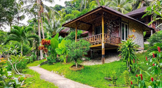 Трёхместное бунгало с балконом и с красивым видом из окна Railay Garden View Resort
