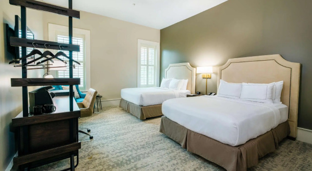 Четырёхместный номер Standard Hotel Florence, Tapestry Collection by Hilton