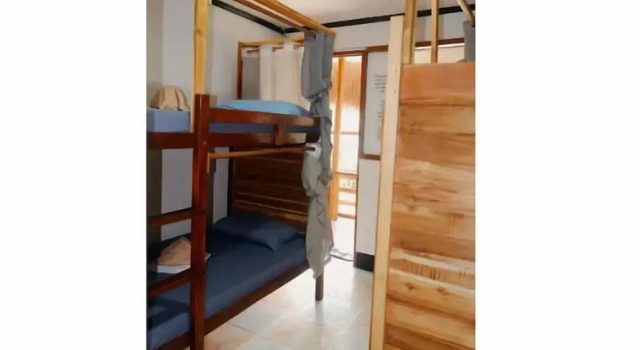Кровать в общем номере Hello Hostel