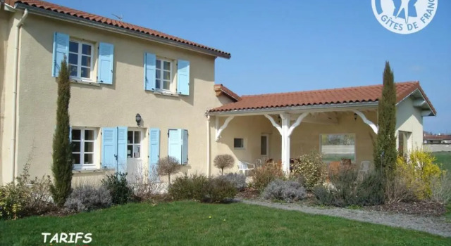 Belle maison de campagne avec piscine, 4 chambres, jardin et terrasse près de Montbrison - FR-1-496-48, Prenota Hotel Hotel a Alvernia con parcheggio, Parcheggio
