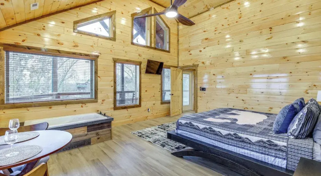 Hot Tub & Spectacular Views: Sevierville Cabin