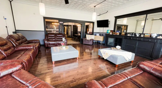 Коттедж Grand The Pub with Private Yard & Parking, Near the Falls & Casino by Niagara Hospitality