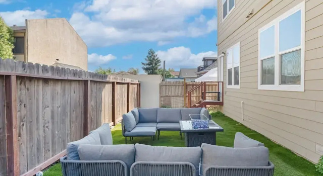 Коттедж Massive 8BR Home in Hayward With AC Free Parking