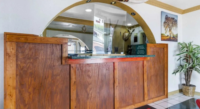 Econo Lodge Inn & Suites Near Lackland AFB