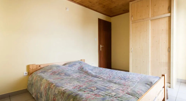 Comfy Bungalow With a Terrace, in the Ourthedal, Забронировать Отель Отели Уффализ с бассейном, Бассейн