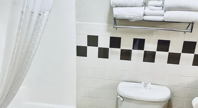 Двухместный номер Standard AmericInn by Wyndham Green Bay East