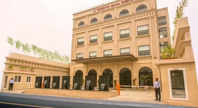 Кровать в общем номере Regenta Central Amritsar