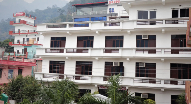 Hotel Surya Palace, Rezervovat Hotel Rišikéš Uttarakhand