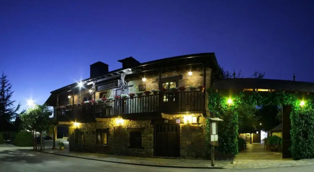 La Moncloa de San Lazaro, Reserva ahora Hotel Cacabelos 