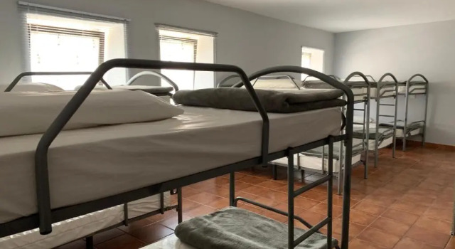 Кровать в общем номере Albergue Ponte Olveira