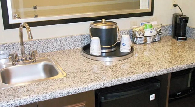 Четырёхместный люкс Hampton Inn & Suites Manteca