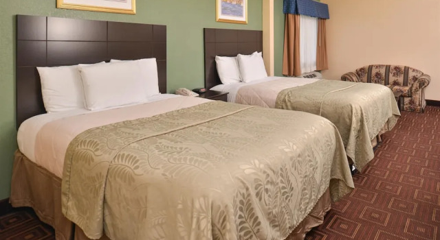Четырёхместный номер Standard с балконом Americas Best Value Inn-Baytown