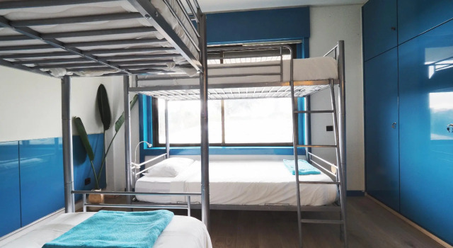 Кровать в общем номере Impact House Belem