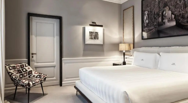 Полулюкс с балконом J.K. Place Roma - The Leading Hotels of the World