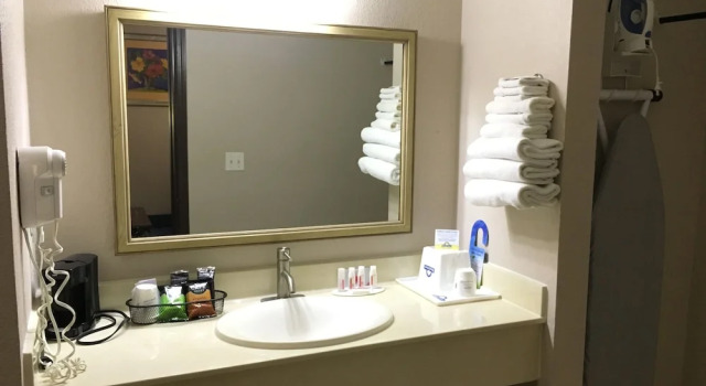 Номер Standard с балконом Days Inn & Suites by Wyndham Tampa Fairground-Casino-Ybor