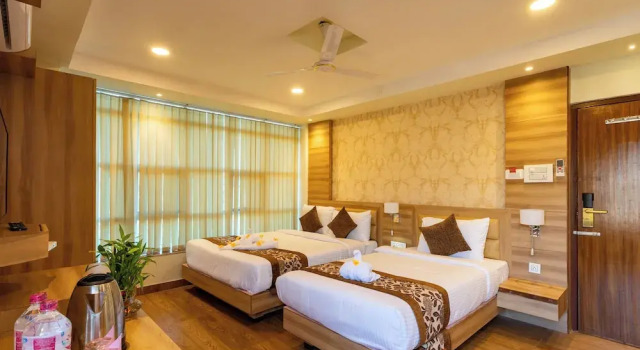 Трёхместный номер Deluxe с балконом Hotel Mahadev Inn Pokhara