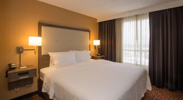 Двухместный люкс c 1 комнатой Hampton Inn Toronto-Mississauga West