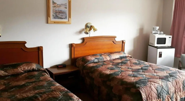 Четырёхместный номер Standard Maple Leaf Inn & Suites