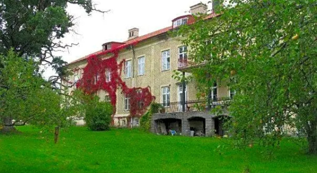 Lindsbergs Kursgard and hostel, Rezerwuj Hostel Hotele w Svealand z parkingiem, Parking