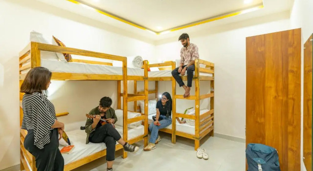 Кровать в общем номере The Social Stays Jaipur