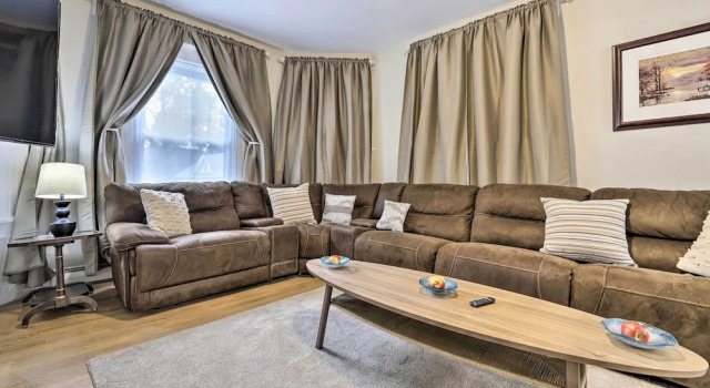 2 Mi to Downtown: Springfield Apt w/ Balcony!, Boek Appartement Springfield Massachusetts