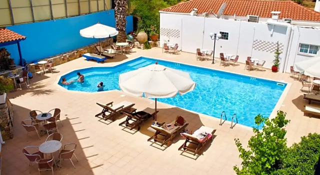 Трёхместный номер Standard с видом на бассейн Venardos Hotel