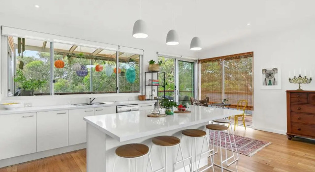 Коттедж Bristlebird - Beach 650m, Pets, Fireplace, Linen, 4 bdrm, WiFi