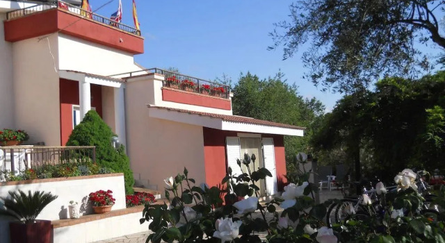 B&B Villa Lena, Book Bed and Breakfast Hoteller i Turi med parkering, Parkering