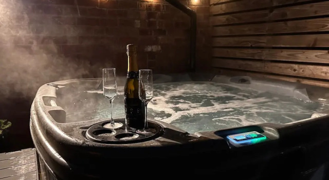 Коттедж Luxury Lincoln Home - Sleeps 8 - Hot Tub - Pets