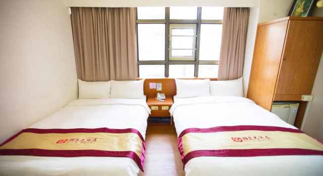 Четырёхместный номер Standard LI QING Hotel