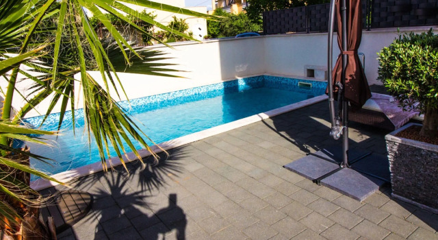 Modern Apartment in Šilo with Private Swimming Pool, Varaa Huoneisto Hotellit Kvarner Islands uima-altaalla, Uima-allas