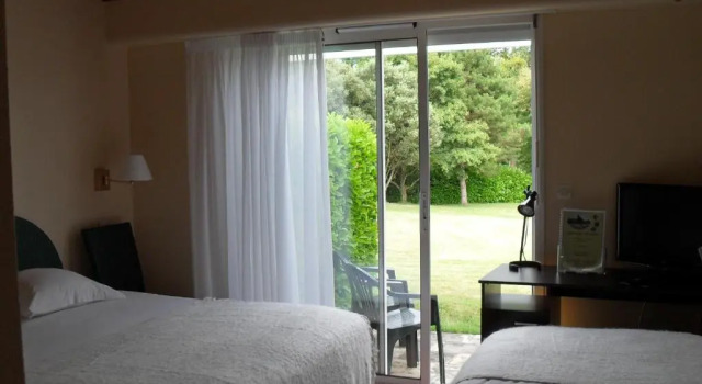 Трёхместный номер Standard Logis Hôtel Val de Vienne