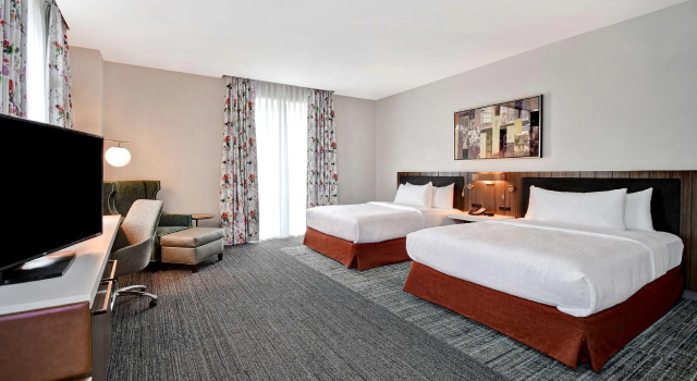 Четырёхместный номер Standard Hilton Garden Inn Kalamazoo Downtown